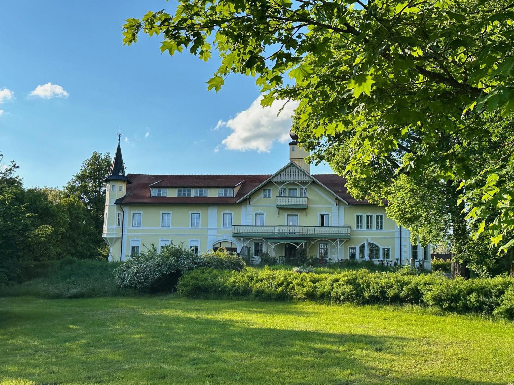 Gaestehaus Gut Frauendorf Windorf  Exterior photo